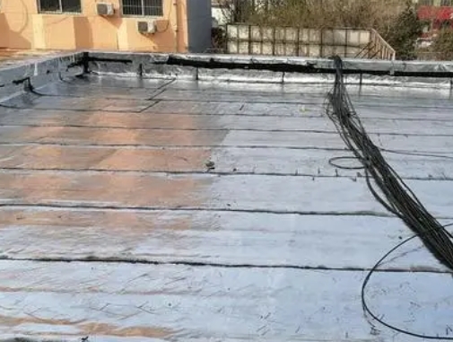 娄星卫生间漏水维修公司分享下娄星屋面楼顶防水刚性防水层施工要点。